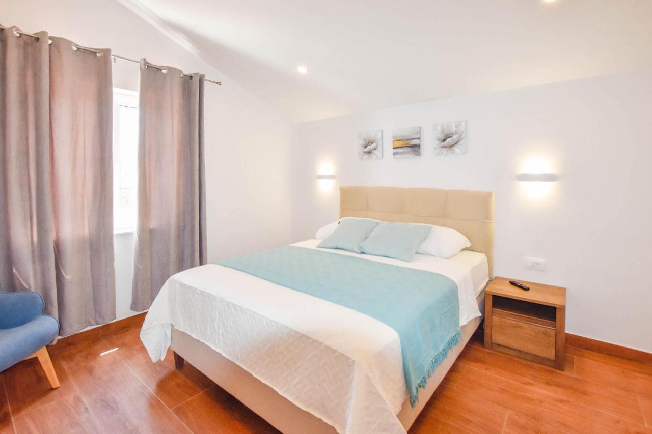 Apartment L And S On The Beach Ugrinici エクステリア 写真