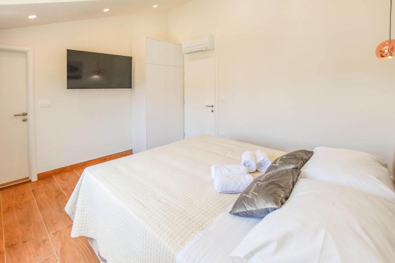 Apartment L And S On The Beach Ugrinici エクステリア 写真